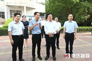 苏亚雷斯禁区内被撞到，裁判亲自看回放宣布：没点球！